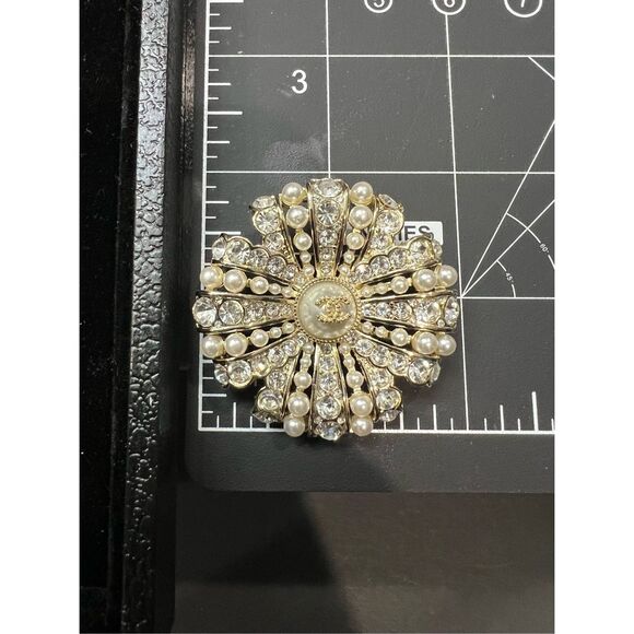 CLOSET CLEAR-OUT: PRICE DROP⚡ Gold tone faux pearls round cc brooch pin - Picture 7 of 7